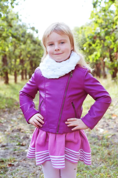 Schattig klein blond meisje in een witte sjaal ziet eruit als een waaghals — Stockfoto