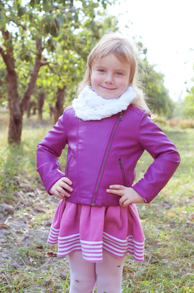 Schattig klein blond meisje in een witte sjaal ziet eruit als een waaghals — Stockfoto