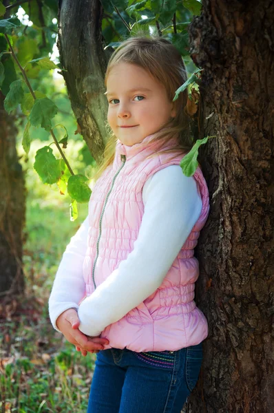 Schattig klein meisje in de herfst outfir in een appelboomgaard — Stockfoto