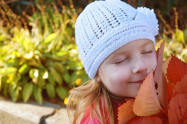 Sevimli küçük sarışın çocuk kırmızı yaprakları buket holding — Stok fotoğraf