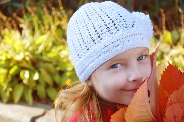 Schattige kleine blonde jongen houden boeket van rode bladeren — Stockfoto