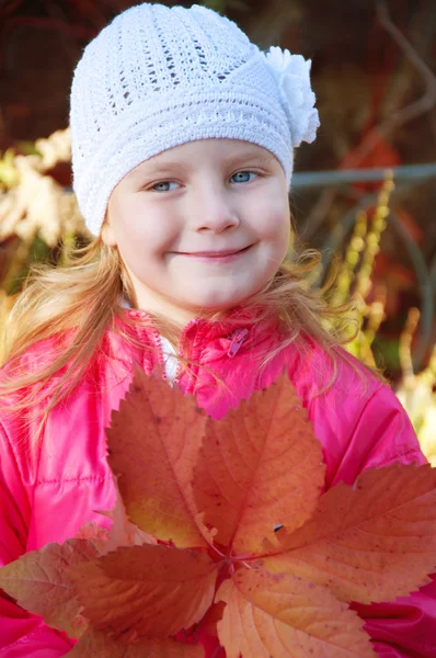 Schattige kleine blonde jongen houden boeket van rode bladeren — Stockfoto