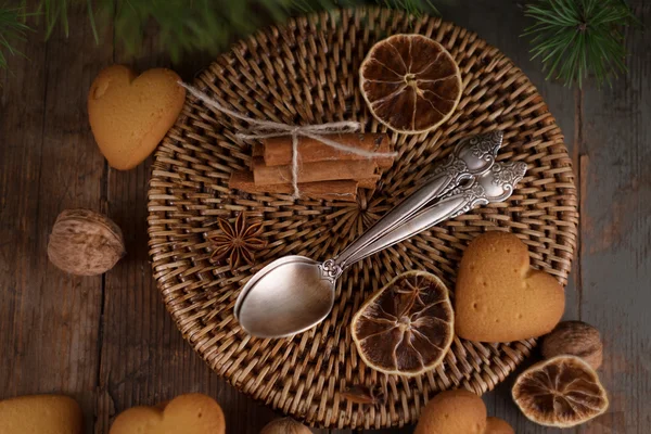 Galleta de pan corto con canela, anís estrellado, nuez y te vintage — Foto de Stock