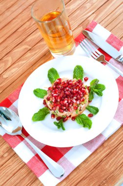 Nar, ton balığı, havuç ve nane taze yaz salatası