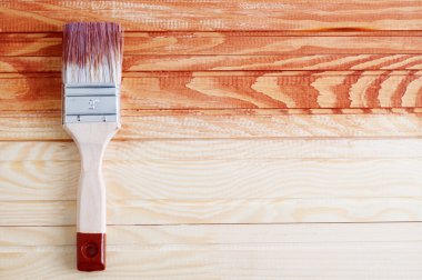 Vernik ile boyalı ahşap tahta