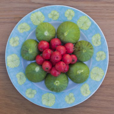 bileşimi taze incir ve kırmızı azaroles