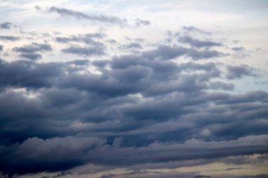 Fotoğraf, gökyüzünde akan yağmur bulutları için bir arka plan malzemesi.