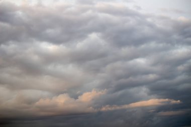 Gökyüzünü kaplayan gri bulutların arka plan materyali olarak bir fotoğrafı