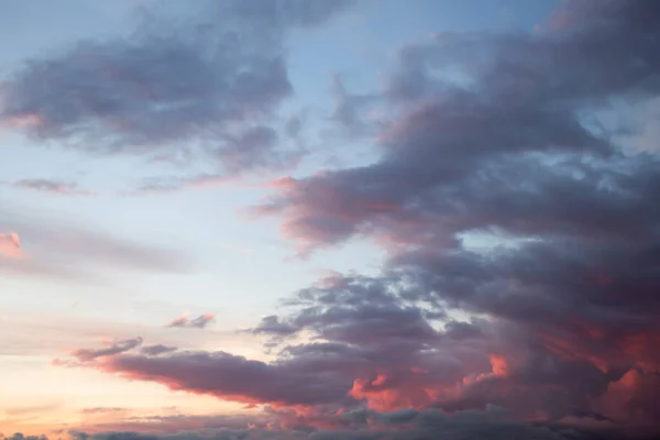 Engin Günbatımı Gökyüzünde Dramatik Büyük Bulutlar — Stok fotoğraf