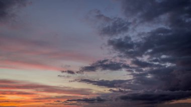 Engin günbatımı gökyüzünde dramatik büyük bulutlar