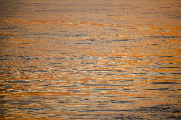 Nahaufnahme Des Hintergrundmaterials Der Meeresoberfläche Die Licht Der Untergehenden Sonne — Stockfoto