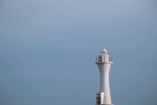 青い空の下に高くそびえる白い灯台 — ストック写真