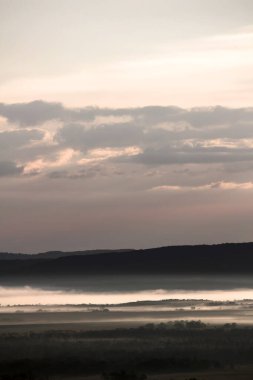 Kushiro Marsh 'ın sabah manzarası sisle kaplıydı.