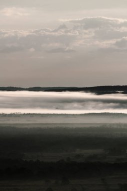Kushiro Marsh 'ın sabah manzarası sisle kaplıydı.