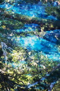 Göl dibinin arka plan malzemesi için fotoğraf ve güneş ışığında parlayan su yüzeyi.