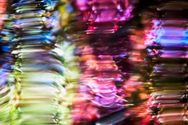 Çeşitli renkleri yansıtan su dalgalanmalarının soyut arka plan materyali için fotoğraf