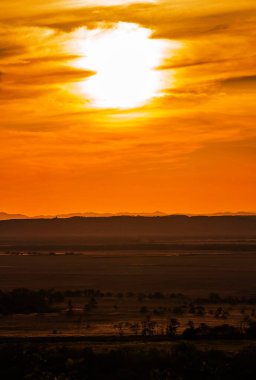 Kushiro Shitsugen Bataklıkları 'nın manzarası batan güneşin turuncu güneşinde boyandı