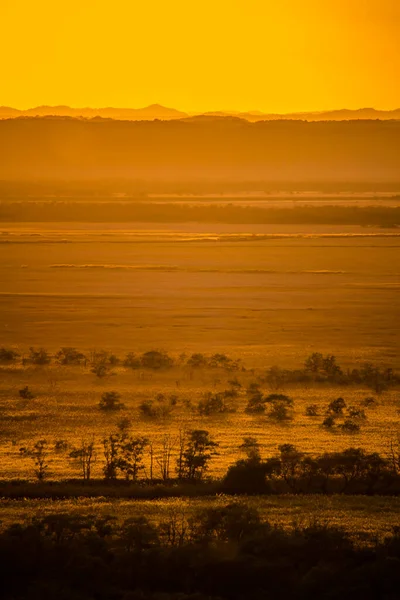 夕日のオレンジ色に染まった釧路湿原の風景 — ストック写真