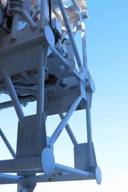 Açık mavi gökyüzü ve çelik yapı