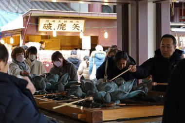 2 Ocak 2024, Kawasaki Şehri, Kanagawa Bölgesi, Japonya. Kawasaki Daishi 'ye ilk tapınak ziyaretinden önce temizlik ayini düzenleyen insanların sahnesi.