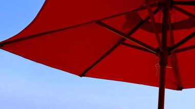 Açık mavi gökyüzü ve kırmızı şemsiye