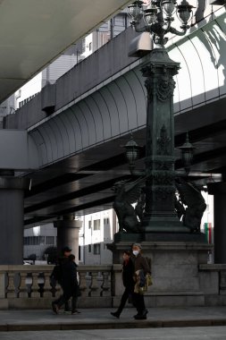 8 Ocak 2024, Chuo Ward, Tokyo, Japonlar 1911 'de Edo döneminin ticari ve kültürel merkezi Nihonbashi' yi yürüyerek geçtiler..