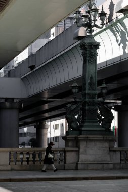 8 Ocak 2024, Chuo Ward, Tokyo, Japonlar 1911 'de Edo döneminin ticari ve kültürel merkezi Nihonbashi' yi yürüyerek geçtiler..