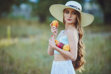 Doğasında şeftali olan güzel bir kız.