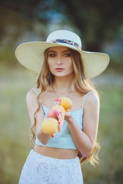 Doğasında şeftali olan güzel bir kız.