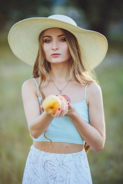 Doğasında şeftali olan güzel bir kız.