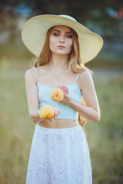 Doğasında şeftali olan güzel bir kız.