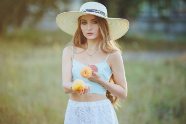 Doğasında şeftali olan güzel bir kız.