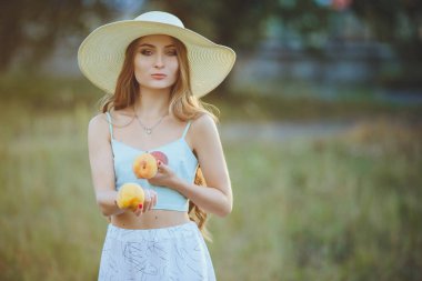 Doğasında şeftali olan güzel bir kız.
