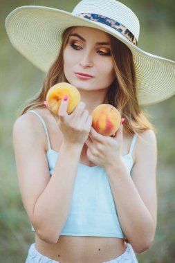 Doğasında şeftali olan güzel bir kız.
