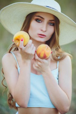 Doğasında şeftali olan güzel bir kız.