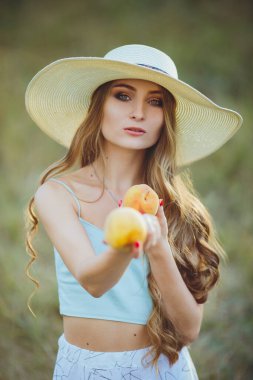 Doğasında şeftali olan güzel bir kız.