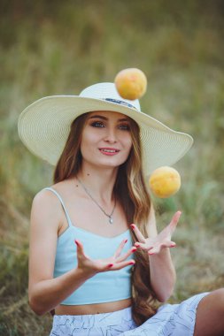 Doğasında şeftali olan güzel bir kız.