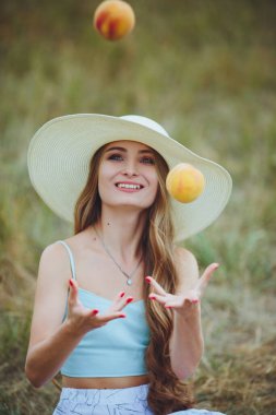 Doğasında şeftali olan güzel bir kız.