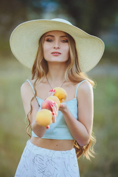 Doğasında şeftali olan güzel bir kız.