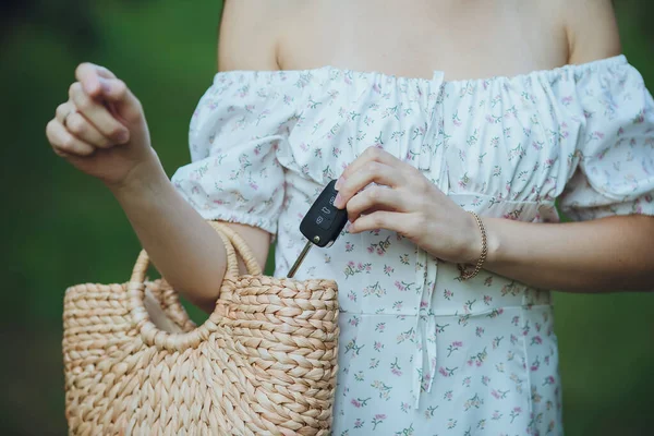 Κορίτσι Βγάζει Κλειδιά Του Αυτοκινήτου Από Την Τσάντα Της Royalty Free Εικόνες Αρχείου