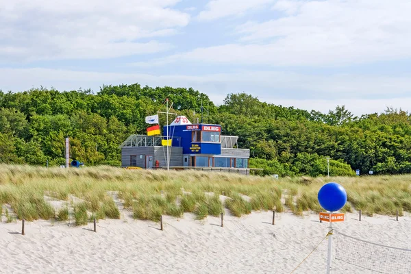 Estação de salva-vidas na praia Graal-Mueritz, mar baltico — Fotografia de Stock