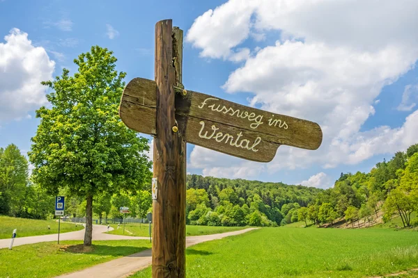 Señal de sendero hacia el valle del Wental (Fussweg ins Wental ) — Foto de Stock