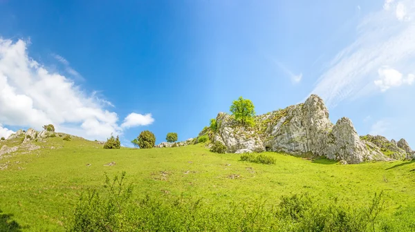 山的山谷 Eselsburger Tal，施瓦本阿尔卑斯山 — 图库照片