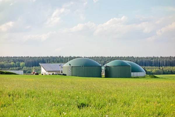 Biogás planta no prado verde Imagem De Stock