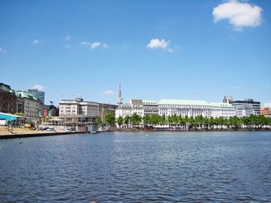 Hamburg, Almanya - 22 Mayıs 2008: Lake Binnenalster'de ofis binası ile yeni Jungfernstieg. Cafe Alex Hamburg, Alsterpavillion (solda), yayın Kulesi ve hotel Vier Jahreszeiten (sağ)