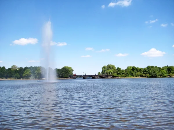 Гамбург озеро Альстер фонтан, Німеччина — стокове фото