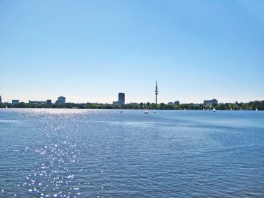 Hamburg lake Aussenalster Hamburg şehir manzarası ile Yelkenli tekneler-