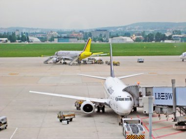 Stuttgart, Almanya - 21 Mayıs 2008: Stuttgart Havaalanı Pist - Lufthansa uçak için önde gelen yolcu Köprüsü. Birkaç diğer uçak içinde belgili tanımlık geçmiş.