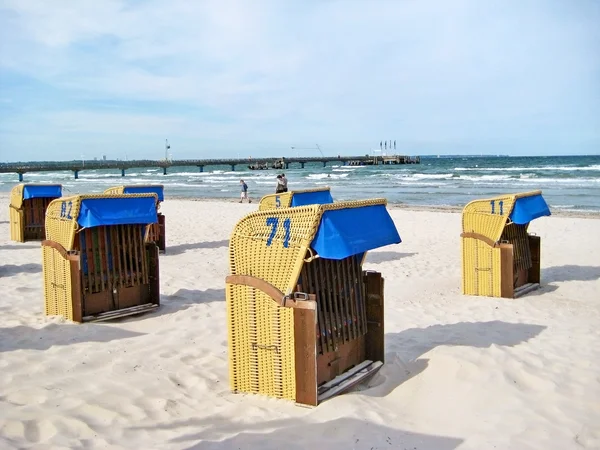 Пляж в Ибице с пляжными шезлонгами и пиром, Балтийское море, Германия — стоковое фото