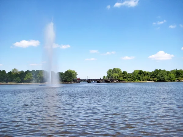 Hamburg lake Binnenalster fontein, Duitsland — Stockfoto